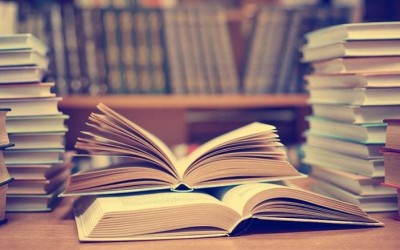 الكتب… بوابة إلى عوالم لا تنتهي